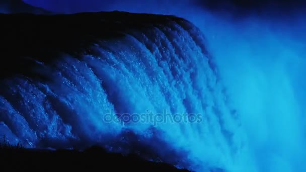 Cataratas del Niágara con iluminación nocturna. Iluminado con luz azul. 4k video en cámara lenta — Vídeos de Stock