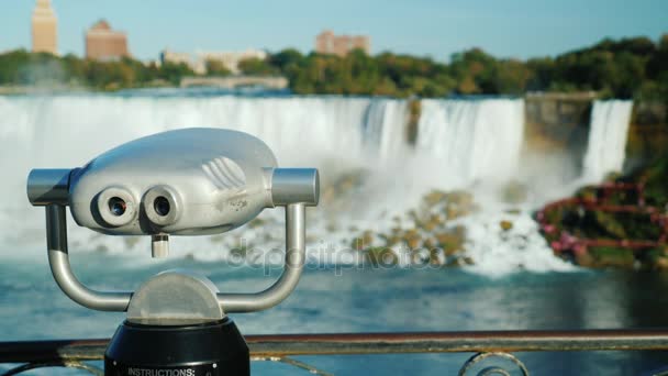 Con un binocolo a moneta che si affaccia sulle cascate del Niagara — Video Stock