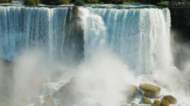 Niagara Falls su inanılmaz bir duvar. Video bir telefoto lens ile çekim. Yavaş hareket 180 fps video
