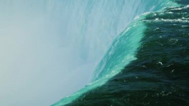 Uçuruma Horseshoe falls Niagara nehrinde su düşüyor. Öğe güç kavramı. Slow motion video