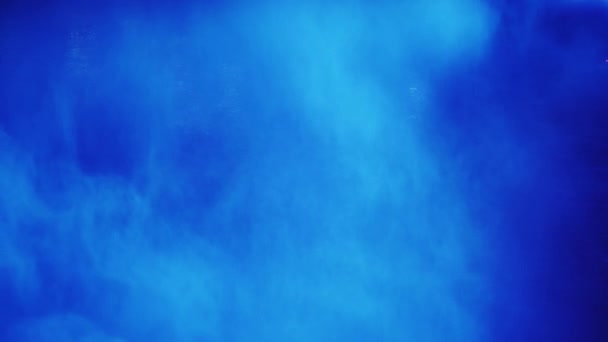 Niebla azul por salpicar agua. Iluminación nocturna de las Cataratas del Niágara. Fondo azul — Vídeo de stock