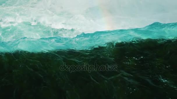 清澈的水流带着美丽的阴影奔涌而下.彩虹掠过水面。尼亚加拉瀑布 — 图库视频影像