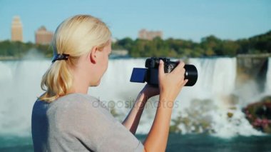 Tursit Niagara Şelalesi ile bir video yapar. fotoğraf makinesi ekranında görünüyor