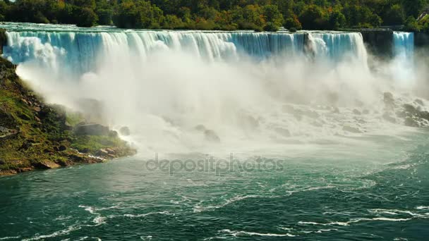 Cascata de cachoeiras incríveis - Niagara Falls. Vista do lado canadense para a costa americana — Vídeo de Stock