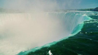 At nalı şelale Niagara Nehri üzerinde hızlı su akışı. Niagara Şelalesi turistler arasında popüler bir yer. 4k 10 bit video