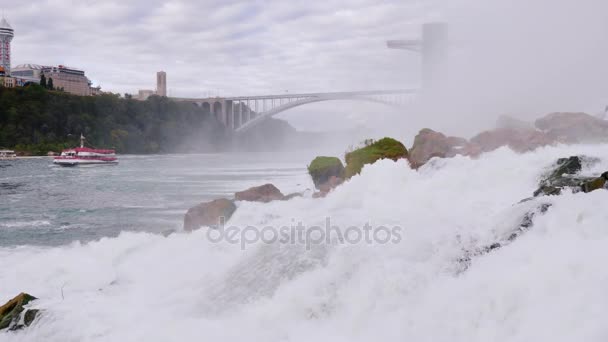 La corriente de agua se rompe contra las piedras debajo de las Cataratas del Niágara — Vídeos de Stock