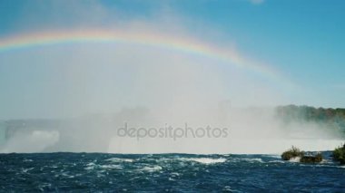 Güzel bir gökkuşağı Niagara Nehri. Niagara Falls önünde. Kanada ve ABD güzel doğası