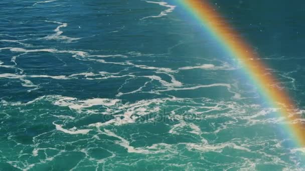 美丽的背景与河流和彩虹在角落里。在美国的尼亚加拉河的水域。4k 10 位视频 — 图库视频影像