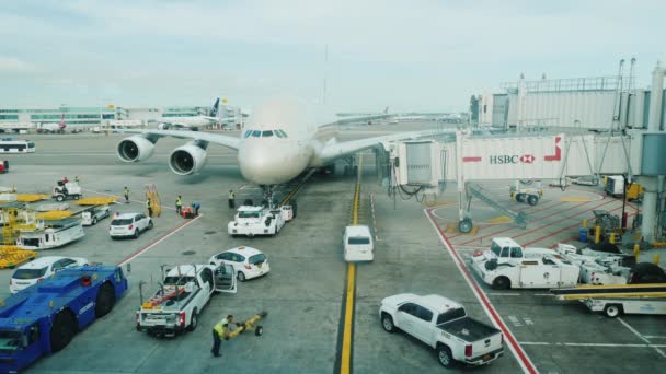 Nueva York, Estados Unidos, septiembre de 2017: Trabajo intensivo de servicios terrestres antes de despegar del avión — Vídeo de stock