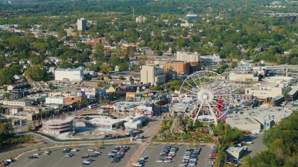 Niagarafälle, Ontario, Kanada, Oktober 2017: Draufsicht ist ein beliebter Touristenort in der Nähe der Niagarafälle. Unterhaltungsbereich mit Geschäften, Hotels und Restaurants — Stockvideo