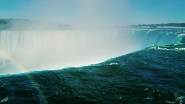 En fascinerande syn av Hästskofallen. Tratt vatten och en regnbåge. Populära Niagarafallen, Canadas natur koncept — Stockvideo