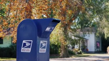 Wilson, Ny, ABD, Ekim, 2017: Bir kadın ABD devlet posta servisi posta kutusuna bir mektup atar.