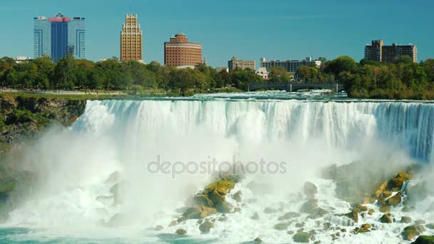 Cascate del Niagara e la costa americana. Edifici di alberghi e complessi di intrattenimento — Video Stock