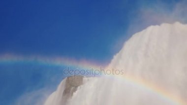 İnanılmaz Niagara Falls. Mavi gökyüzü ve gökkuşağı karşı. 4k 10 bit video