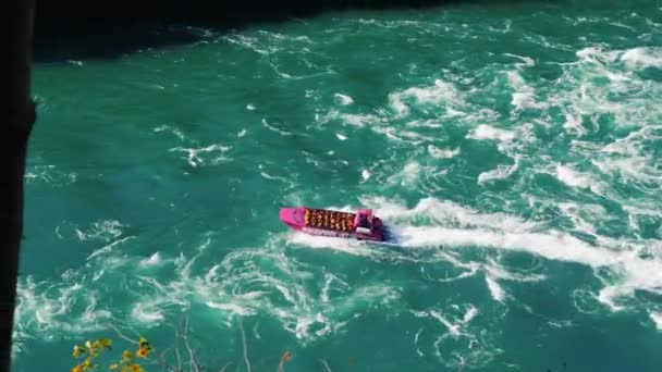 Niagara Falls, Ny, Stany Zjednoczone Ameryki, września 2017: Szybkich łodzi Whirpul Jet z turystów szybko płynie wzdłuż rzeki Niagara. Turystyka w Usa i Kanadzie — Wideo stockowe