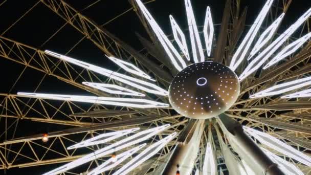 Чертово колесо с ночным освещением — стоковое видео