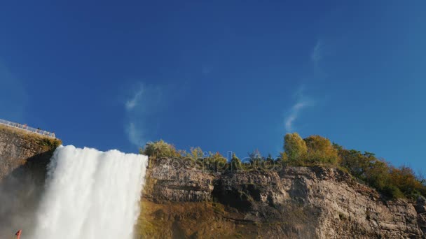 Uma poderosa corrente de água contra o céu. Cataratas do Niágara, vista de baixo. Vídeo de 10 bits 4K — Vídeo de Stock