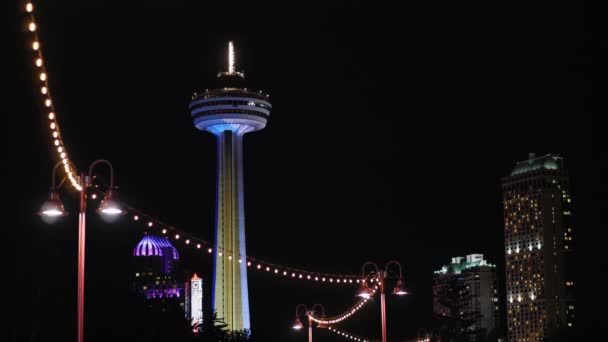 Cataratas del Niágara, Ontario, Canadá, septiembre de 2017: Vista de la Torre Skylon por la noche — Vídeo de stock