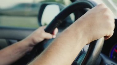Eller erkek sürücünün otomobilin direksiyon simidi üzerinde