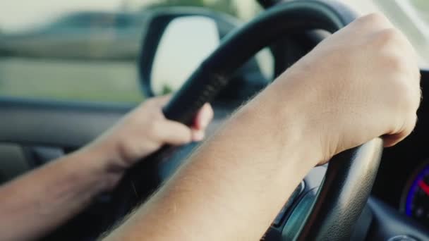 As mãos do condutor masculino no volante do carro — Vídeo de Stock
