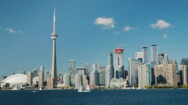 Toronto, Kanada, Ekim 2017: Toronto cityscape kayan bir feribot ile görünümünü. Şehir ve Cn Kulesi görünür tanınabilir silueti olduğunu
