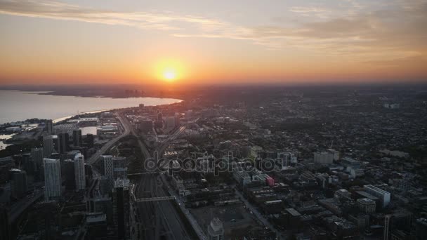 Abendtoronto, Blick aus der Luft. die Sonne geht über der Stadt unter — Stockvideo