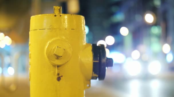 Hidrante de fogo amarelo na cidade noturna. Toronto, Canadá. Vídeo 4K — Vídeo de Stock