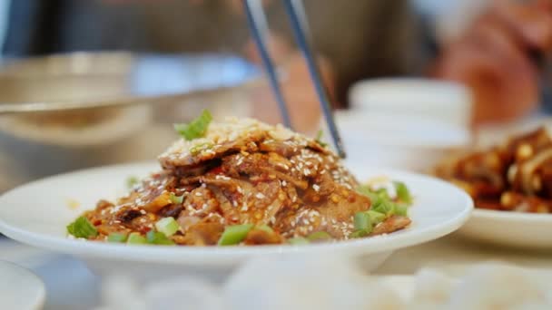 Крупный план поедания настоящей китайской еды палочками для еды. Китайский ресторан и продовольственная концепция — стоковое видео