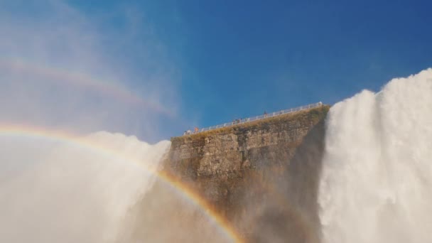 Rainbow a Niagara Falls. Dva proudy vody padají, pohled zespodu — Stock video