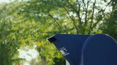 Yazlık elbise bir kadında post office yakınındaki bir çekmecede bir mektup atıyor