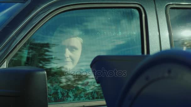Kobieta otwiera okno samochodu i zgłasza listu w skrzynce pocztowej, w pobliżu urzędu pocztowego. — Wideo stockowe