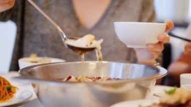 Bir Çin restoranı ziyaretçi kendini bir tabak balık çorbası dökülen. Otantik Çin mutfağı