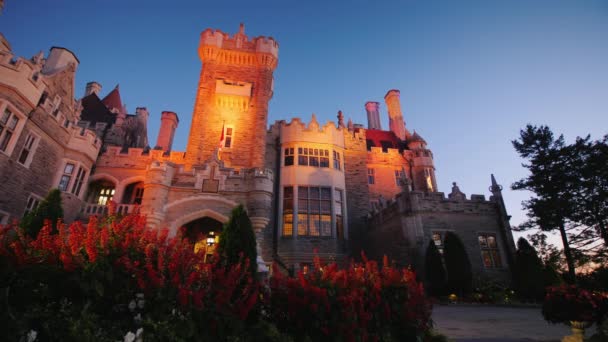 Торонто, Канада, октябрь 2017 года: знаменитый замок Каса Лома, одна из самых популярных достопримечательностей Торонто. Красивый и знаменитый замок в Торонто — стоковое видео
