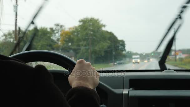 Le conducteur conduit une voiture un jour de pluie — Video