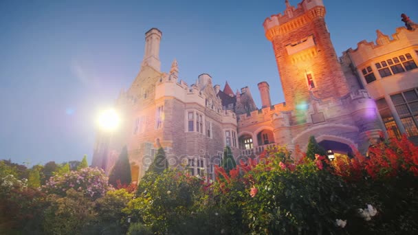Toronto, Canadá, octubre de 2017: Vídeo nocturno: La famosa Casa Loma Castle, una de las atracciones más populares de Torontos . — Vídeo de stock