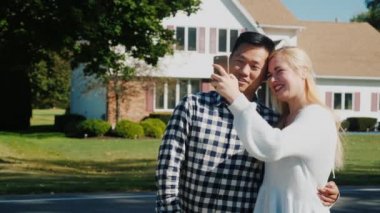 Genç bir çok uluslu çift yeni evlerine fonunda fotoğraflandı. Kavram - bir ev satın almak yeni eve taşınma partisi,