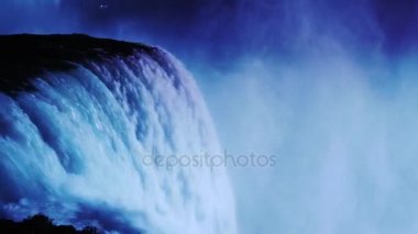 Gece aydınlatma, Niagara Şelalesi'nde. Su akışı tarafından Kanada kıyıdan projektörler aydınlatılmış