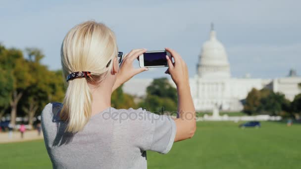 En kvinna turist tar bilder på Capitolium i Washington. Turism i Usa konceptet — Stockvideo