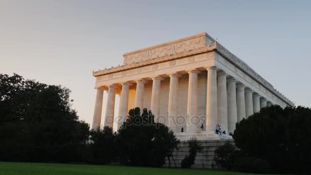 Washington Dc, Stany Zjednoczone Ameryki, października 2017: Turyści chodzą w pobliżu pomnika Lincolna — Wideo stockowe