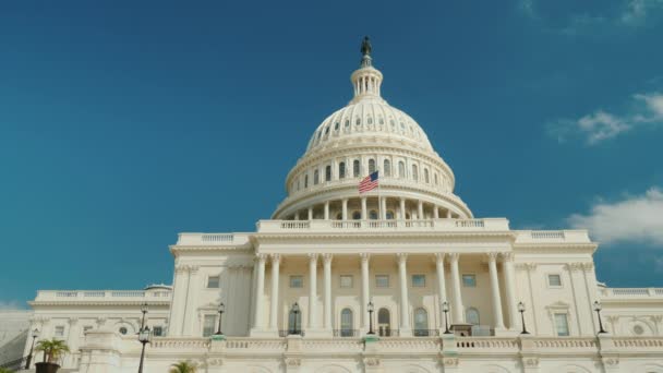 Angle bas : Le majestueux bâtiment du Capitole à Washington, DC . — Video