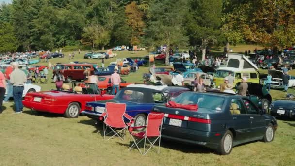 Rockville, MD, EE.UU., octubre de 2017: Exposición gratuita al aire libre de coches retro. Muchas filas de coches retro, expositores y visitantes a la exposición — Vídeos de Stock