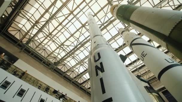 Washington DC, EUA, outubro de 2017: Enormes exposições no Museu Nacional do Ar e do Espaço. Lente larga de ângulo baixo tiro — Vídeo de Stock