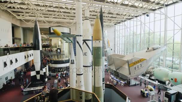 Washington Dc, Usa, oktober 2017: Raketer utrymme med flygplan i stora salen i museet. National Air and Space Museum. — Stockvideo