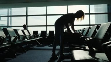 Kadın seyahat çantasını havaalanında terminal kapatır