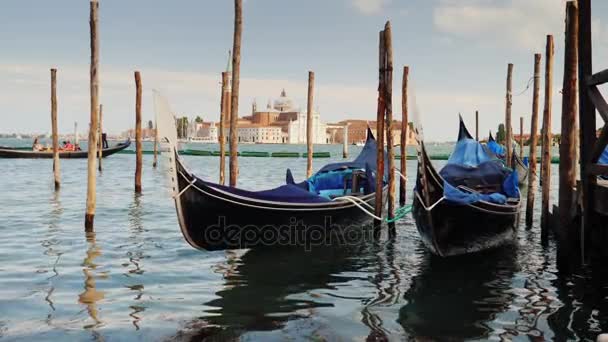 O símbolo de Veneza é o tradicional barco de gôndola. Rocha nas ondas, ancorada perto da costa — Vídeo de Stock
