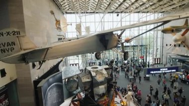 Washington Dc, Usa, Ekim 2017: Uçak ve diğer büyük ölçekli, Ulusal Hava ve Uzay Müzesi sergiler. Düşük açılı geniş lens vurdu