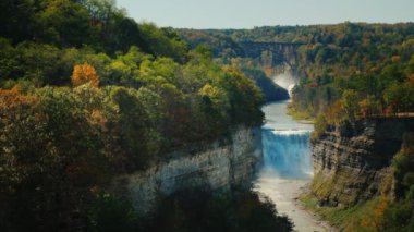 Büyük Kanyon doğunun en güzel ve ünlü parklar Amerika'da - Letchworth State Park. Güzel bir şelale uzaktan görülür