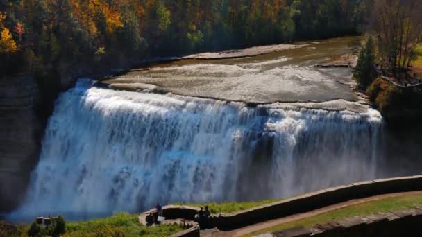 Río Genesee con bancos cubiertos de bosque otoñal. Parque Estatal de Letchworth. Vídeo de 4K 10 bits — Vídeo de stock