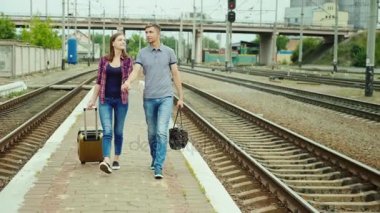 Sevgi dolu bir çift ellerini tutar. Birlikte Demiryolu boyunca okla birlikte gitmek