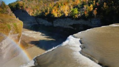 Güzel Kanyon manzarası. Şelale ön ve üstündeki bir gökkuşağı. Letchworth State Park
